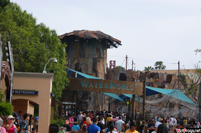 Неподалеку от входа в WaterWorld